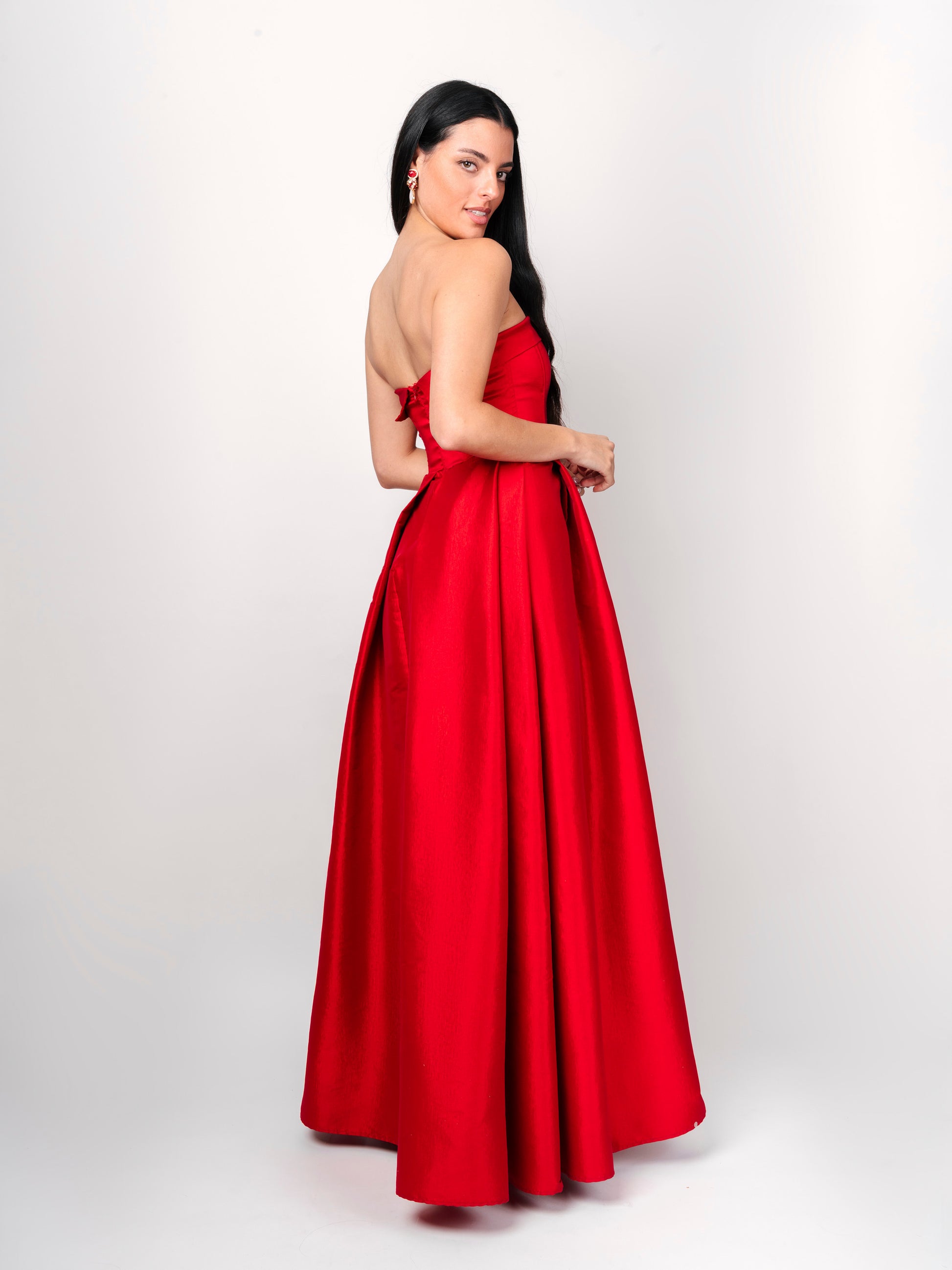 Detalle de la caída y espalda del vestido rojo de fiesta Guapa Carlota.